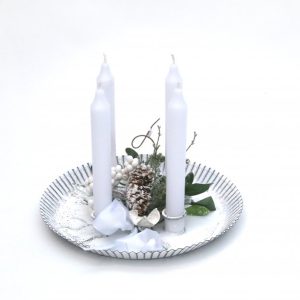 Aðventukrans með hvítum kertum