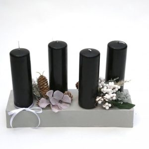 Aðventukrans með svörtum kubbakertum