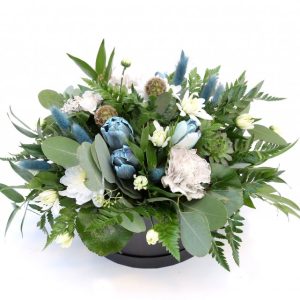 Blómaskreyting með bláum tónum