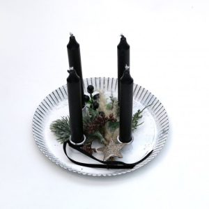 Aðventukrans með svörtum kertum