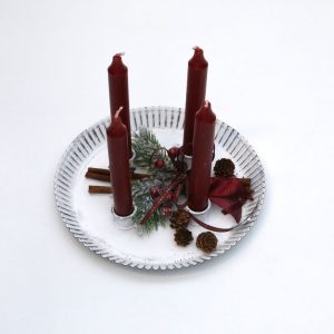 Aðventukrans með vínrauðum kertum