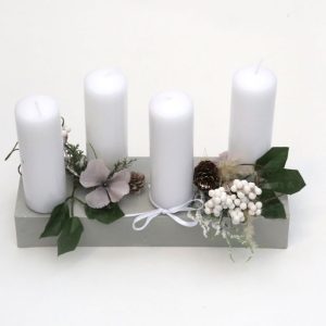 Aðventukrans með hvítum kubbakertum