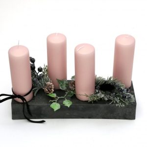 Aðventukrans með bleikum kubbakertum