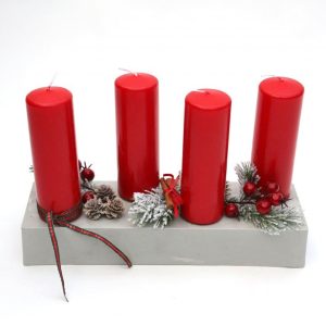 Aðventukrans með rauðum kubbakertum