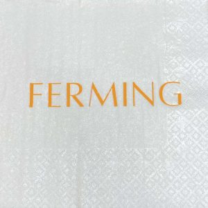 Hvítar servíettur hástafir - orange letur