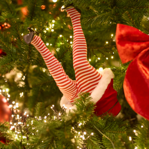 Jólastelpa á sokkabuxum fyrir jólatré